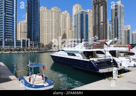 Dubai, Emirati Arabi Uniti - 02.07.2021: Dubai Marina paesaggio con yacht di lusso e grattacieli edifici in giornata di sole Foto Stock
