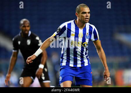 22 aprile 2021; Stadio Dragao, Porto, Portogallo; Campionato Portoghese 2020/2021, FC Porto contro Vitoria de Guimaraes; Pepe di FC Porto guarda la croce entrare Foto Stock