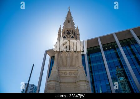 Chamberlain Memorial, Chamberlain Square, Birmingham City Centre, Regno Unito, sullo sfondo di Two Chamberlain Square, un nuovo ufficio a otto piani Foto Stock