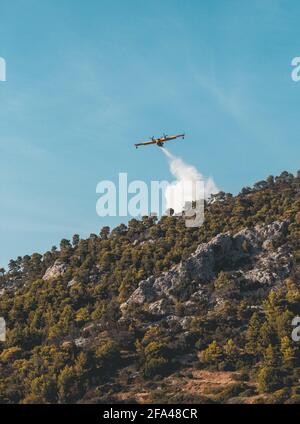 Scatto ad angolo ridotto di una super paletta Canadair CL-415 Foto Stock