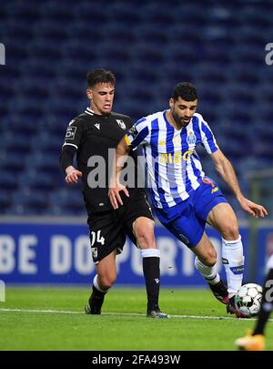 22 aprile 2021; Stadio Dragao, Porto, Portogallo; Campionato Portoghese 2020/2021, FC Porto contro Vitoria de Guimaraes; Mehdi Taremi di FC Porto e Jorge Fernandes di Vitoria de Guimaraes Foto Stock