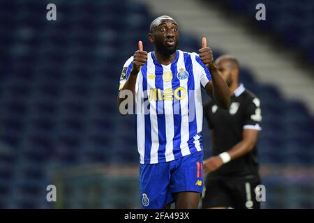 22 aprile 2021; Stadio Dragao, Porto, Portogallo; Campionato Portoghese 2020/2021, FC Porto contro Vitoria de Guimaraes; Moussa Marega di FC Porto dà due pollici in su Foto Stock