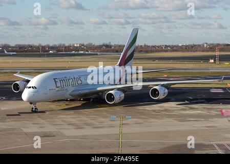 Düsseldorf, Germania - 05 gennaio 2017: Airbus A380-800 di Emirates Airline che tassano all'aeroporto di Dusseldorf Foto Stock