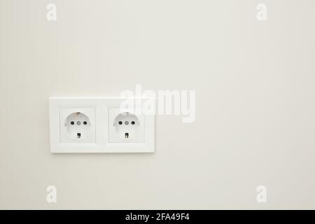 Presa doppia bianca su sfondo bianco.spina elettrica. Prese elettriche europee da 220 W ad alta tensione. Foto ad alta risoluzione Foto Stock