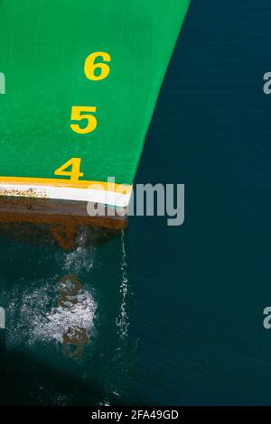 L'arco di una grande nave verde con strisce marroni e bianche al filare con i numeri 3,4,5 e 6 in lettere gialle. Foto Stock