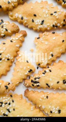 I biscotti Rhombus con sesamo bianco e nero sono piatti in verticale modalità Foto Stock