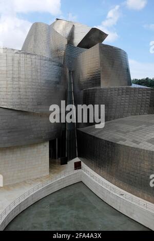 Di fronte al Museo Guggenheim di Bilbao Foto Stock