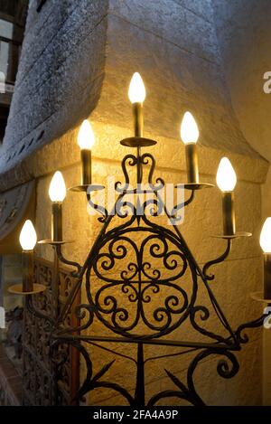 Lampada di fronte al grande camino, Scotty's Castle, Death Valley, California Foto Stock