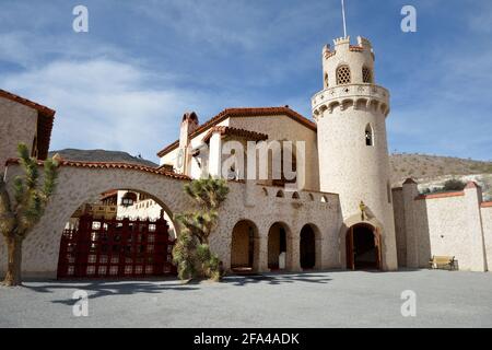 Ingresso al cortile dello Scotty's Castle, Death Valley, California Foto Stock