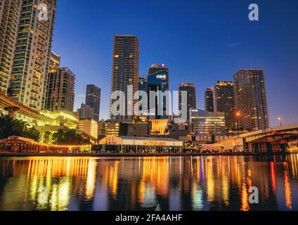 Skyline di campagna di notte miami Brickell edifici fiume Foto Stock