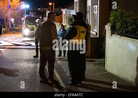 Athlone, Westmeath, Irlanda. 22 Apr 2021. Tre case sono state incendiate questa sera. Gli incendi sono stati presumibilmente impostati da squadroni in St. Mary's Terrace, Athlone. Un certo numero di apparecchi sono stati inviati alla scena e rapidamente estinguono il fuoco. I vicini sono stati evacuati in sicurezza. Sulla scena erano presenti la Brigata dei vigili del fuoco Athlone, l'Athlone Gardaí, la ESB Networks e il sindaco Franky Keena. Credit: Eoin Healy/Alamy Live News Foto Stock