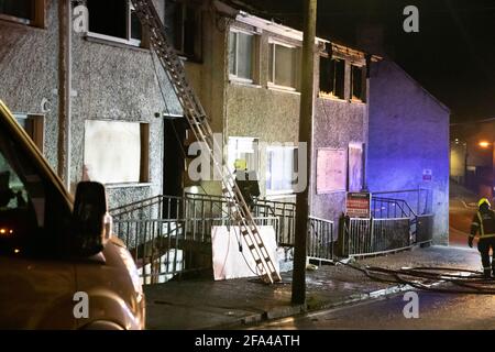 Athlone, Westmeath, Irlanda. 22 Apr 2021. Tre case sono state incendiate questa sera. Gli incendi sono stati presumibilmente impostati da squadroni in St. Mary's Terrace, Athlone. Un certo numero di apparecchi sono stati inviati alla scena e rapidamente estinguono il fuoco. I vicini sono stati evacuati in sicurezza. Sulla scena erano presenti la Brigata dei vigili del fuoco Athlone, l'Athlone Gardaí, la ESB Networks e il sindaco Franky Keena. Credit: Eoin Healy/Alamy Live News Foto Stock