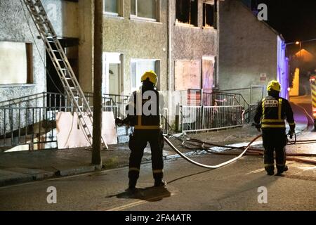 Athlone, Westmeath, Irlanda. 22 Apr 2021. Tre case sono state incendiate questa sera. Gli incendi sono stati presumibilmente impostati da squadroni in St. Mary's Terrace, Athlone. Un certo numero di apparecchi sono stati inviati alla scena e rapidamente estinguono il fuoco. I vicini sono stati evacuati in sicurezza. Sulla scena erano presenti la Brigata dei vigili del fuoco Athlone, l'Athlone Gardaí, la ESB Networks e il sindaco Franky Keena. Credit: Eoin Healy/Alamy Live News Foto Stock