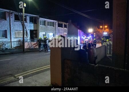 Athlone, Westmeath, Irlanda. 22 Apr 2021. Tre case sono state incendiate questa sera. Gli incendi sono stati presumibilmente impostati da squadroni in St. Mary's Terrace, Athlone. Un certo numero di apparecchi sono stati inviati alla scena e rapidamente estinguono il fuoco. I vicini sono stati evacuati in sicurezza. Sulla scena erano presenti la Brigata dei vigili del fuoco Athlone, l'Athlone Gardaí, la ESB Networks e il sindaco Franky Keena. Credit: Eoin Healy/Alamy Live News Foto Stock