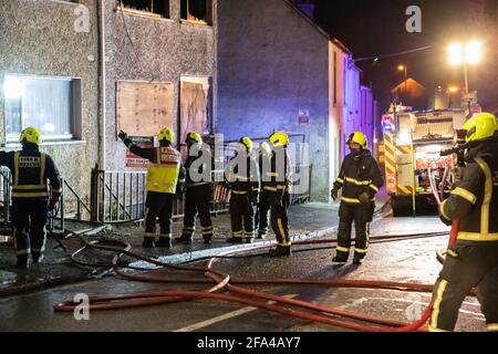 Athlone, Westmeath, Irlanda. 22 Apr 2021. Tre case sono state incendiate questa sera. Gli incendi sono stati presumibilmente impostati da squadroni in St. Mary's Terrace, Athlone. Un certo numero di apparecchi sono stati inviati alla scena e rapidamente estinguono il fuoco. I vicini sono stati evacuati in sicurezza. Sulla scena erano presenti la Brigata dei vigili del fuoco Athlone, l'Athlone Gardaí, la ESB Networks e il sindaco Franky Keena. Credit: Eoin Healy/Alamy Live News Foto Stock