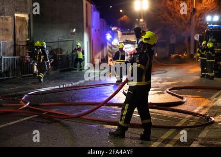 Athlone, Westmeath, Irlanda. 22 Apr 2021. Tre case sono state incendiate questa sera. Gli incendi sono stati presumibilmente impostati da squadroni in St. Mary's Terrace, Athlone. Un certo numero di apparecchi sono stati inviati alla scena e rapidamente estinguono il fuoco. I vicini sono stati evacuati in sicurezza. Sulla scena erano presenti la Brigata dei vigili del fuoco Athlone, l'Athlone Gardaí, la ESB Networks e il sindaco Franky Keena. Credit: Eoin Healy/Alamy Live News Foto Stock