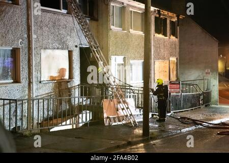 Athlone, Westmeath, Irlanda. 22 Apr 2021. Tre case sono state incendiate questa sera. Gli incendi sono stati presumibilmente impostati da squadroni in St. Mary's Terrace, Athlone. Un certo numero di apparecchi sono stati inviati alla scena e rapidamente estinguono il fuoco. I vicini sono stati evacuati in sicurezza. Sulla scena erano presenti la Brigata dei vigili del fuoco Athlone, l'Athlone Gardaí, la ESB Networks e il sindaco Franky Keena. Credit: Eoin Healy/Alamy Live News Foto Stock