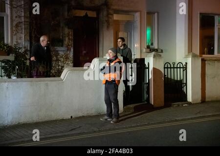 Athlone, Westmeath, Irlanda. 22 Apr 2021. Tre case sono state incendiate questa sera. Gli incendi sono stati presumibilmente impostati da squadroni in St. Mary's Terrace, Athlone. Un certo numero di apparecchi sono stati inviati alla scena e rapidamente estinguono il fuoco. I vicini sono stati evacuati in sicurezza. Sulla scena erano presenti la Brigata dei vigili del fuoco Athlone, l'Athlone Gardaí, la ESB Networks e il sindaco Franky Keena. Credit: Eoin Healy/Alamy Live News Foto Stock