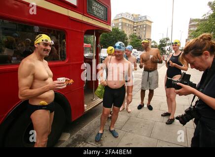 Art Film di Amy Sharrocks The Big Swim 50 nuotatori viaggiano attraverso Londra nuotando in 10 piscine, 3 Lidos e 2 laghi. Partenza al Lido di Tooting Bec e arrivo agli stagni di Hampstead Heath. pic David Sandison 12 luglio 2007 Foto Stock