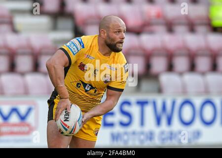 Wigan, Regno Unito. 22 Apr 2021. Paul McShane (9) di Castleford Tigers cerca un pass a Wigan, Regno Unito il 4/22/2021. (Foto di Simon Whitehead/News Images/Sipa USA) Credit: Sipa USA/Alamy Live News Foto Stock