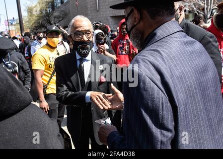 Minneapolis, Minnesota, Stati Uniti. 22 Apr 2021. Il reverendo al Sharpton scuote la mano di un'altra persona dopo aver partecipato al funerale di Duante Wright a Minneapolis, Minnesota, Stati Uniti, il 22 aprile 2021. Dante Wright è stato ucciso dalla polizia durante una sosta di traffico a Brooklyn Center, Minnesota, il 11 aprile 2021. Credit: Stephanie Keith/ZUMA Wire/Alamy Live News Foto Stock