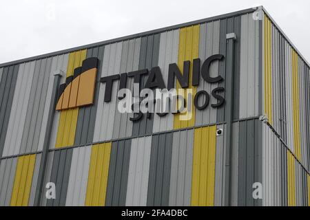 Belfast, Irlanda del Nord - 6 giugno 2019: L'esterno dell'impianto di produzione cinematografica e televisiva, Titanic Studios, viene mostrato durante il giorno. Foto Stock