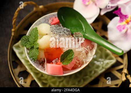 Gelatina longan ghiacciata. Frutta longana conservata sciroppata con gelatina rossa, agar latte e ghiaccio tritato Foto Stock