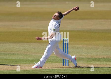 CHESTER LE STREET, REGNO UNITO. 22 APRILE Sam Conners del bowling del Derbyshire durante la partita del campionato della contea di assicurazione LV= tra il club di cricket della contea di Durham e il club di cricket della contea di Derbyshire a Emirates Riverside, Chester le Street giovedì 22 aprile 2021. (Credit: Mark Fletcher | MI News) Credit: MI News & Sport /Alamy Live News Foto Stock