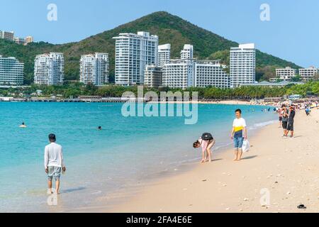 Sanya Cina, 25 marzo 2021 : la gente cinese sulla spiaggia bella di Dadonghai in giornata di sole nell'isola di Sanya Hainan Cina Foto Stock