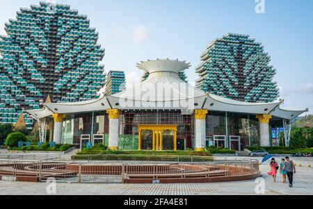 Sanya China, 25 marzo 2021: Vista frontale del Beauty Crown Hotel Grand Theatre o centro espositivo culturale di Sanya Hainan China Foto Stock