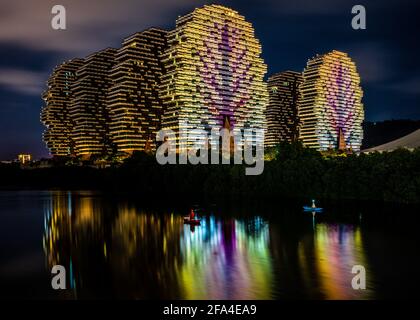 Sanya China, 25 marzo 2021: Bella vista di Beauty Crown Grand Tree hotel edifici colorati aka Lego Trees hotel illuminato di notte con acqua Foto Stock