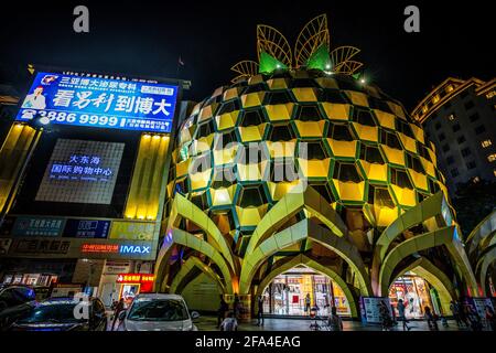 Sanya Cina, 25 Marzo 2021: Dadonghai International Shopping Center aka Pineapple vista centro commerciale di notte nella città di Sanya Hainan isola Cina Foto Stock