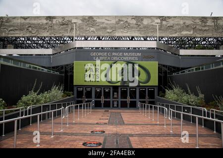 Los Angeles, CA, USA: 22 aprile 2021: L'ingresso al la Brea Tar Pits Museum, Los Angeles, California. Foto Stock