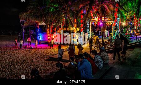 Sanya China, 25 marzo 2021: Vita notturna a Sanya con vista dell'entrata di un bar con persone sulla spiaggia di Dadonghai di notte nella città di Sanya Hainan islan Foto Stock