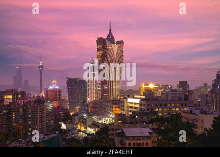 Hotel e casinò dello skyline cittadino di Macao in cina di notte. Foto Stock