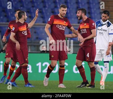 Roma, Italia. 22 Apr 2021. Bryan Cristante di Roma (2° R) celebra il suo obiettivo con i compagni di squadra durante una partita di calcio tra Roma e Atalanta a Roma, 22 aprile 2021. Credit: Augusto Casasoli/Xinhua/Alamy Live News Foto Stock