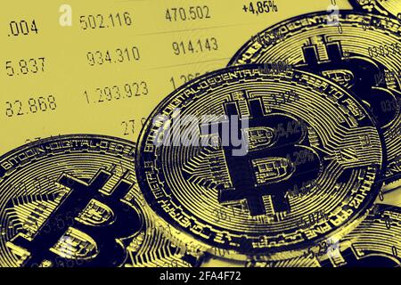 Bitcoins e mercato azionario o grafico di trading forex e candlestick adatto per il concetto di investimento finanziario. Contesto di tendenza dell'economia per busine Foto Stock