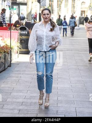 Londra, Regno Unito. 22 Apr 2021. Kelly Brook ha visto arrivare per il suo show di FM Heart al Global radio Studios di Londra. Credit: SOPA Images Limited/Alamy Live News Foto Stock