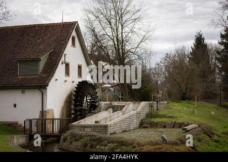 Umkirch, Germania - 24 dicembre 2014: Una vista mattutina di una casa con un mulino ad acqua nella città di Umkirch, Germania. Foto Stock