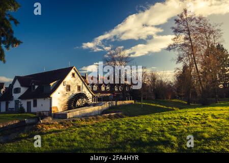 Umkirch, Germania - 24 dicembre 2014: Una vista mattutina di una casa con un mulino ad acqua nella città di Umkirch, Germania. Foto Stock
