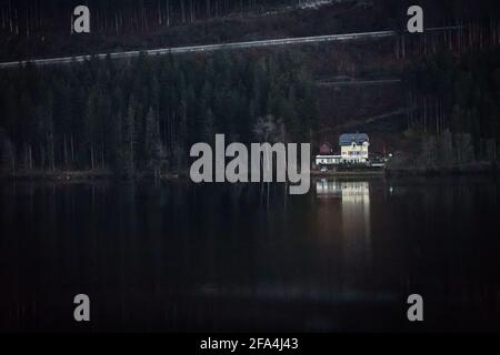 Una casa ai margini del lago Titisee, a sud della Foresta Nera, in Germania. Foto Stock