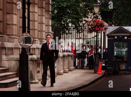 Peter Mandelson, deputato di recente nomina a Segretario di Stato per il Commercio e l'industria Peter, che arriva al n. 10 in seguito a un rimpasto del governo da parte del primo ministro Tony Blair. Mandelson, 44 anni, è stato spostato dal suo precedente incarico di Ministro senza Portfolio nel rimpasto Foto Stock