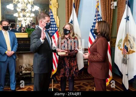 Il Vice Presidente Kamala Harris ha giurato Marty Walsh come Segretario del lavoro Martedì, 23 marzo 2021, presso il Vice Presidente Ceremonial Office nell'Eisenhower Executive Office Building della Casa Bianca. (Foto ufficiale della Casa Bianca di Lawrence Jackson) Foto Stock