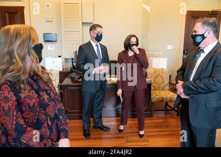 Il Vice Presidente Kamala Harris saluta Marty Walsh e gli ospiti nell'ufficio cerimoniale del Vice Presidente dell'Eisenhower Executive Office Building presso la Casa Bianca martedì 23 marzo 2021, prima che il Vice Presidente giuri a Walsh come Segretario del lavoro. (Foto ufficiale della Casa Bianca di Lawrence Jackson) Foto Stock