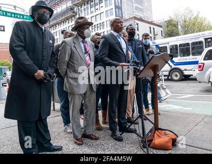 New York, NY - 22 aprile 2021: Il candidato mayoral Eric Adams chiede nuove misure per ridurre la violenza sulle armi di fronte al 77 4th Avenue Brooklyn Foto Stock