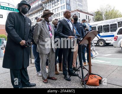 New York, Stati Uniti. 22 Apr 2021. Il candidato mayoral Eric Adams chiede nuove misure per ridurre la violenza sulle armi di fronte alla 77 4a Avenue Brooklyn a New York il 22 aprile 2021. Eric Adams, presidente di Brooklyn Borough, che sta per diventare il prossimo sindaco, è stato affiancato da attivisti e organizzatori di comunità, nonché leader religiosi per chiedere la fine della violenza sulle armi come parte del suo programma per il prossimo sindaco. (Foto di Lev Radin/Sipa USA) Credit: Sipa USA/Alamy Live News Foto Stock