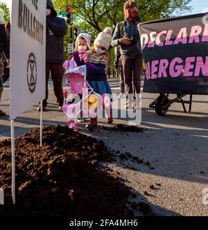 Washington, DC, USA, 22 aprile 2021. Nella foto: Due giovani attivisti scaricano il letame da un passeggino. Estinzione la ribellione ha scaricato circa 15 carriole di letame fuori dalla Casa Bianca per dire a Biden esattamente che cosa pensano del suo piano di ridurre le emissioni alla metà dei livelli del 2005. Il gruppo ritiene che l'obiettivo sia insufficiente data l'entità della crisi climatica. Credit: Alison C Bailey / Alamy Live News Foto Stock