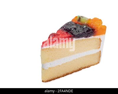 Torta di frutta mista, un primo piano di panetteria fatta in casa con kiwi, arancia, mirtillo e fragola, isolato su sfondo bianco. Foto Stock