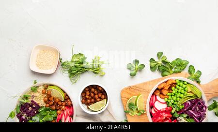 Gustoso e colorato bicchierino vegano su sfondo grigio chiaro. Ricetta sana e fresca. Vista dall'alto, spazio di copia Foto Stock