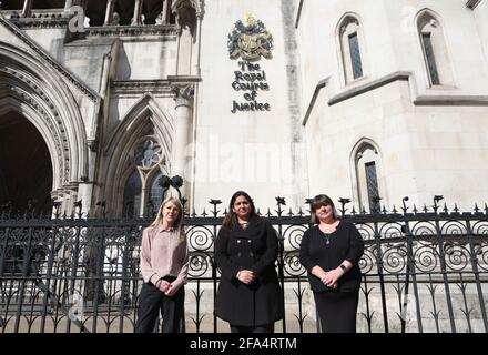 File photo datato 22/03/21 di (da sinistra a destra) ex sub-maestri Janet Skinner, Seema misra e Tracy Felstead fuori della Corte di giustizia reale, Londra. Decine di ex subpostmaster che sono stati condannati per furto, frode e falsa contabilità a causa del difettoso sistema di contabilità di Horizon della posta si prevede finalmente avere i loro nomi cancellati. Data di emissione: Venerdì 23 aprile 2021. Foto Stock